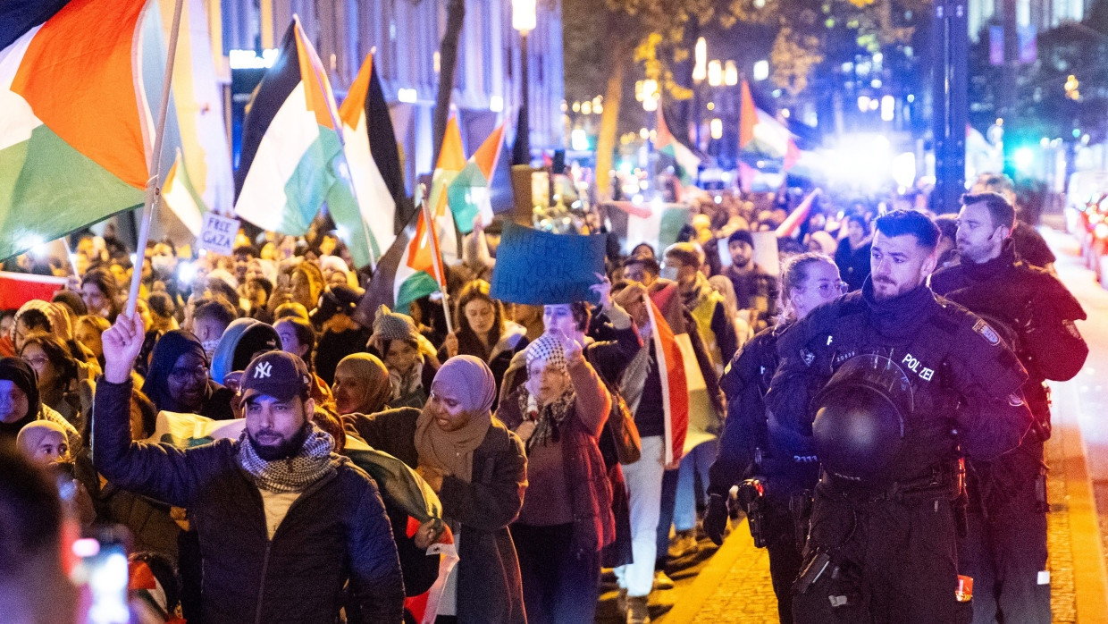 Unter den wachsamen Augen der Polizei: Ein „Friedensmarsch für Gaza“ in der Frankfurter Innenstadt.