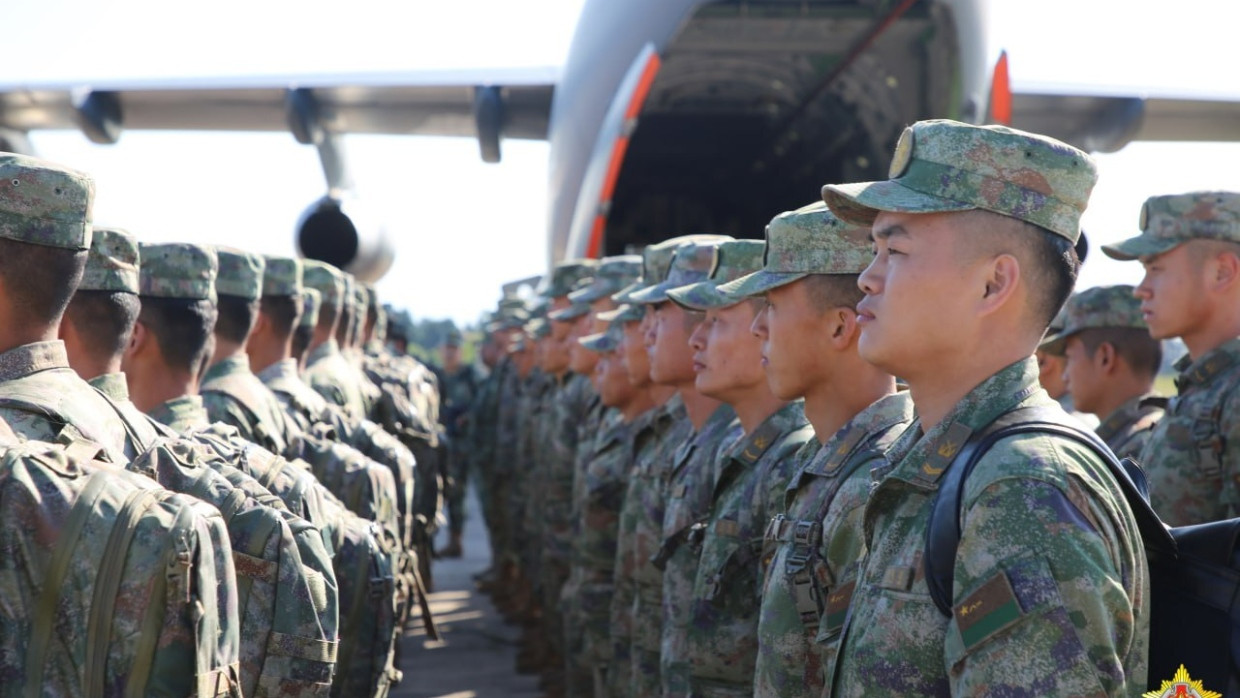 Chinesische Soldaten kommen in Belarus zu einem gemeinsamen Manöver an