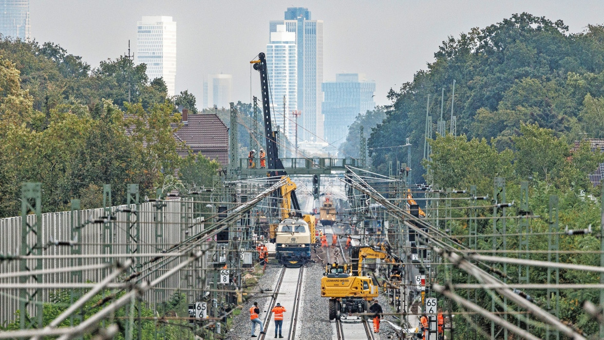 Skyline-Blick: Sanierung der Riedbahn in der Endphase