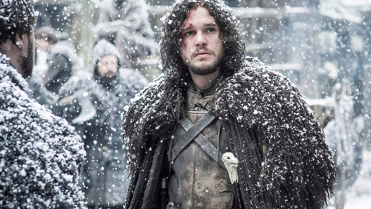 Ganz und gar keine Frostbeule: Jon Snow, einer der Haupthelden des Filmepos, ist so cool, dass die weiße Pracht auf seinen Locken einfach liegenbleibt.