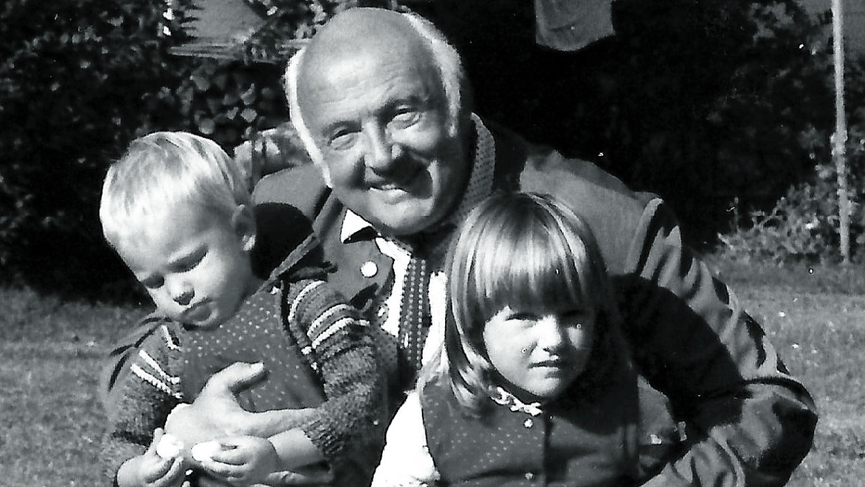 Otfried Preußler mit seinen Enkeln Martin und Sabine, um 1983