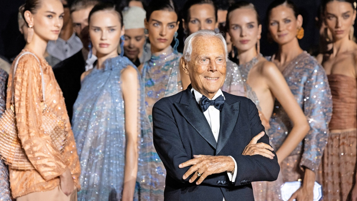 Abendfüllend: Giorgio Armani mit seinen Models vor der Schau