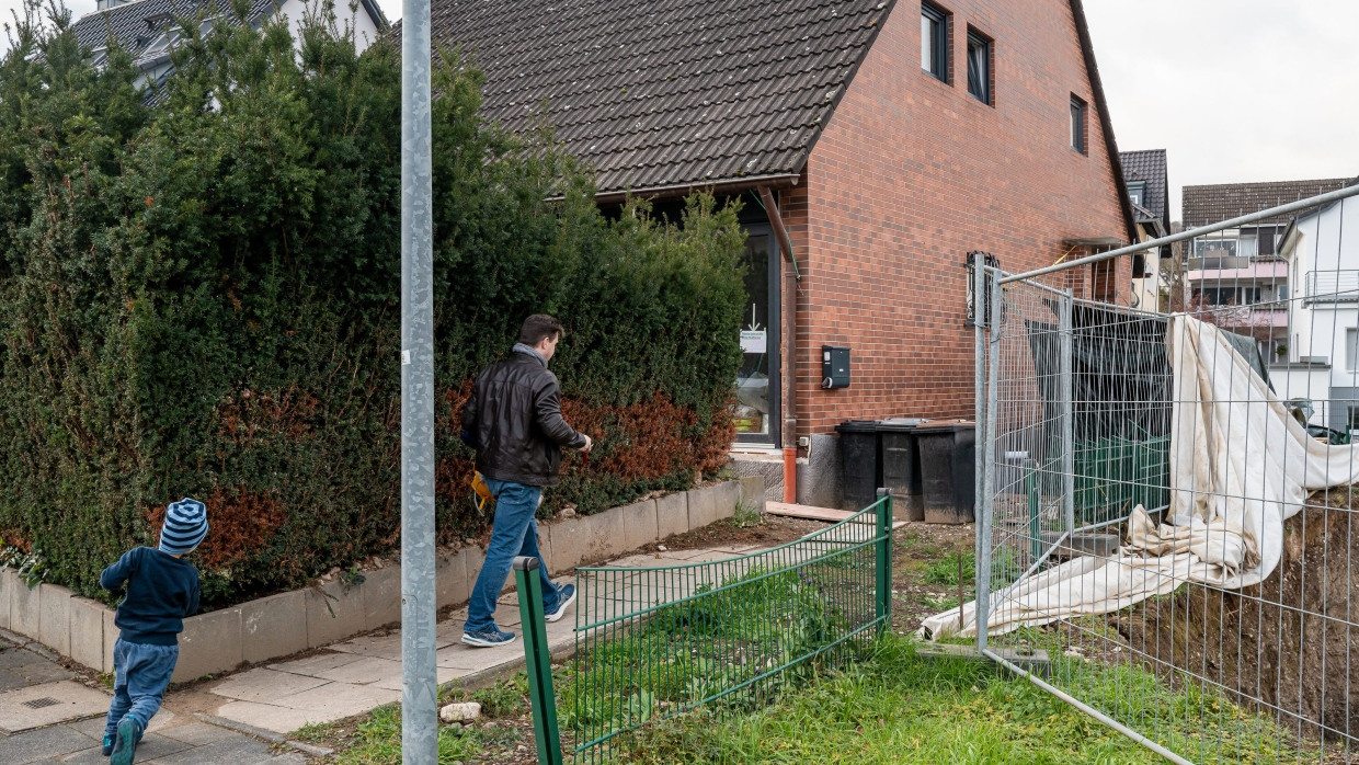 Josef Klees kommt mit seinem Sohn an einem Tag im Advent nach dem Kindergarten nach Hause.