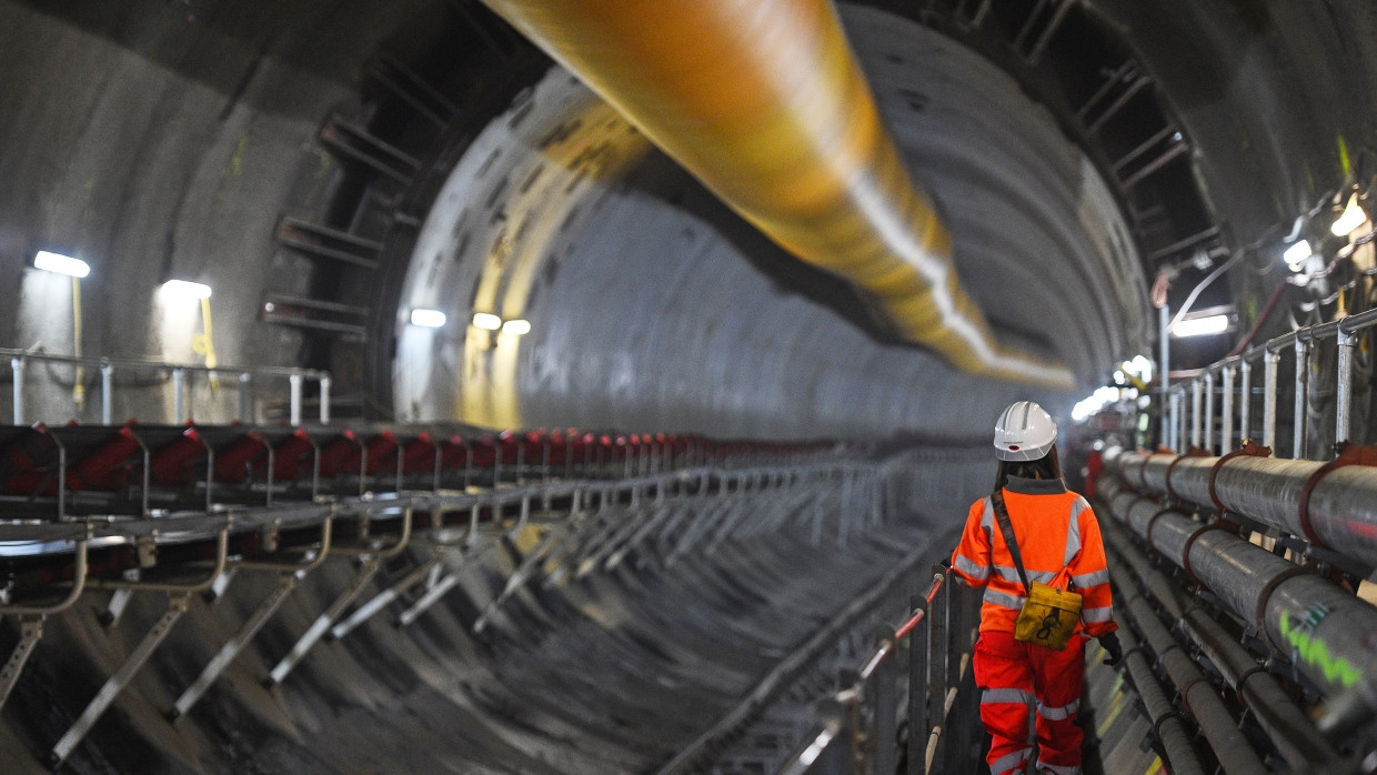 Eine Ingenieurin geht in einen Abschnitt des Thames Tideway Tunnel.