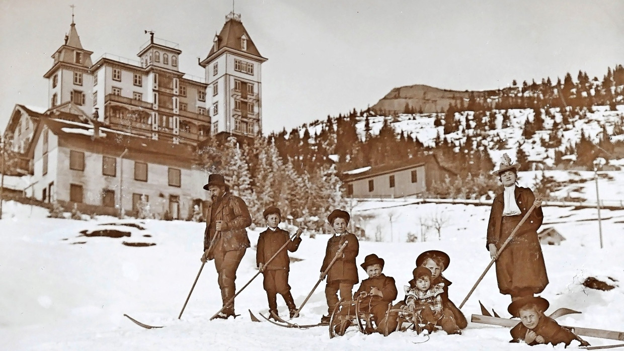 Familie Dahinden-Pfyl (rechts Rosa) vor dem Hotel Bellevue in Rigi-Kaltbad