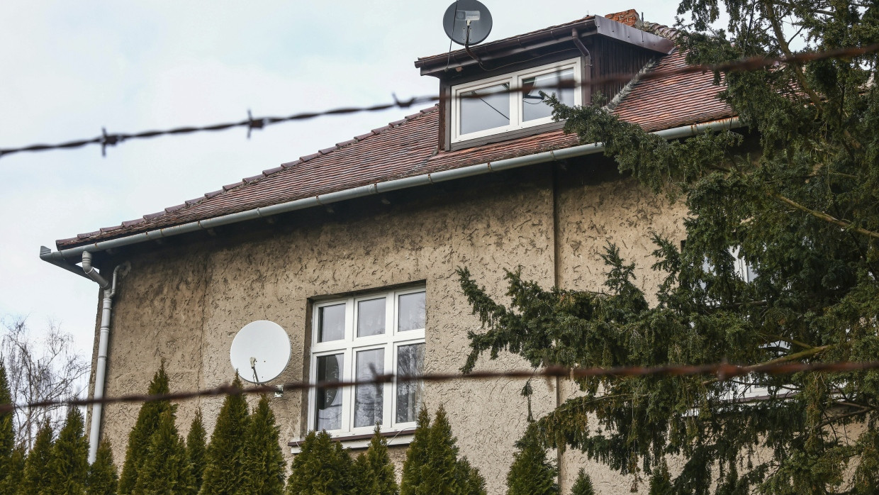 Von der Seite des Konzentrationslagers Auschwitz-Birkenau aus gesehen: Die einstige Kommandantenvilla von Rudolf Höß, die der Architekt Daniel Libeskind zu einem Forschungszentrum umbauen soll