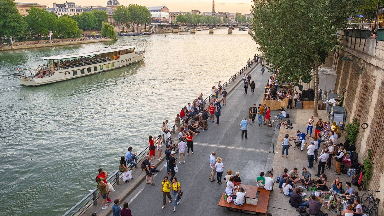 Savoir vivre: Die Uferstraße an der Seine haben Pariser und Touristen im Sturm erobert.