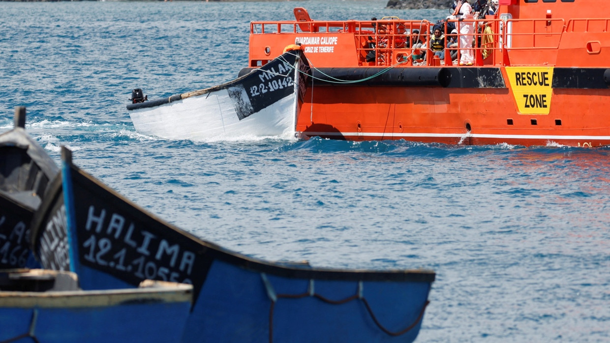 Ein Boot der spanischen Küstenwache, das Flüchtlinge an Bord hat, liegt Mitte April im Hafen von Arguineguin auf der spanischen Insel Gran Canaria.