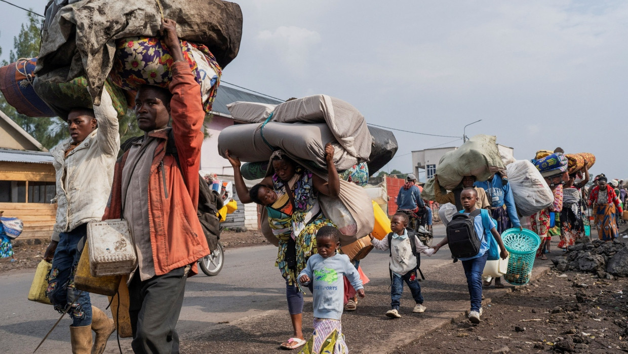 Binnenvertriebene verlassen wegen der Zusammenstöße der Armee und den M23-Rebellen die Flüchtlingscamps in Munigi und Kibati.