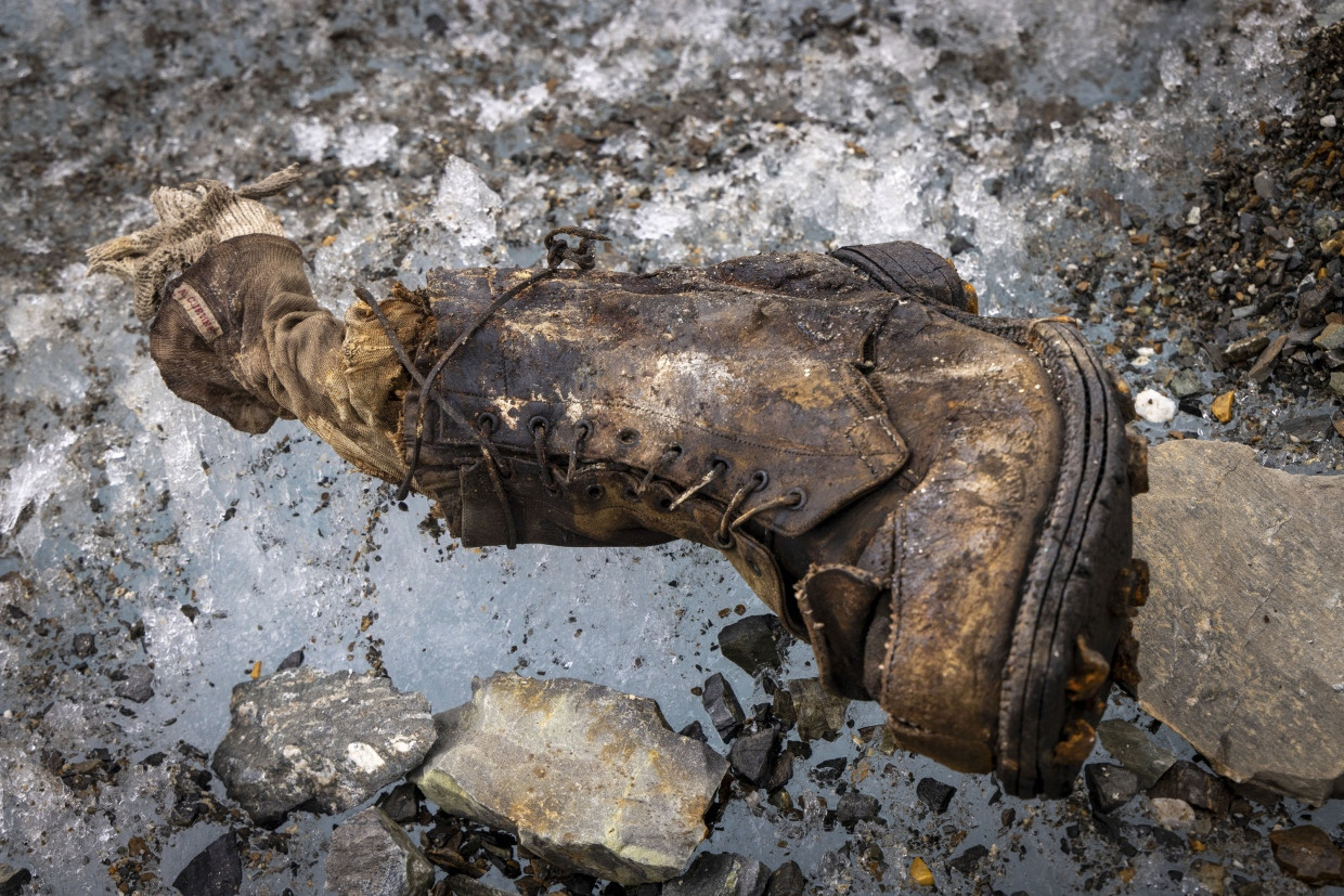 Dieser Stiefel samt Socke soll dem Bergsteiger Andrew Comyn Irvine gehört haben.