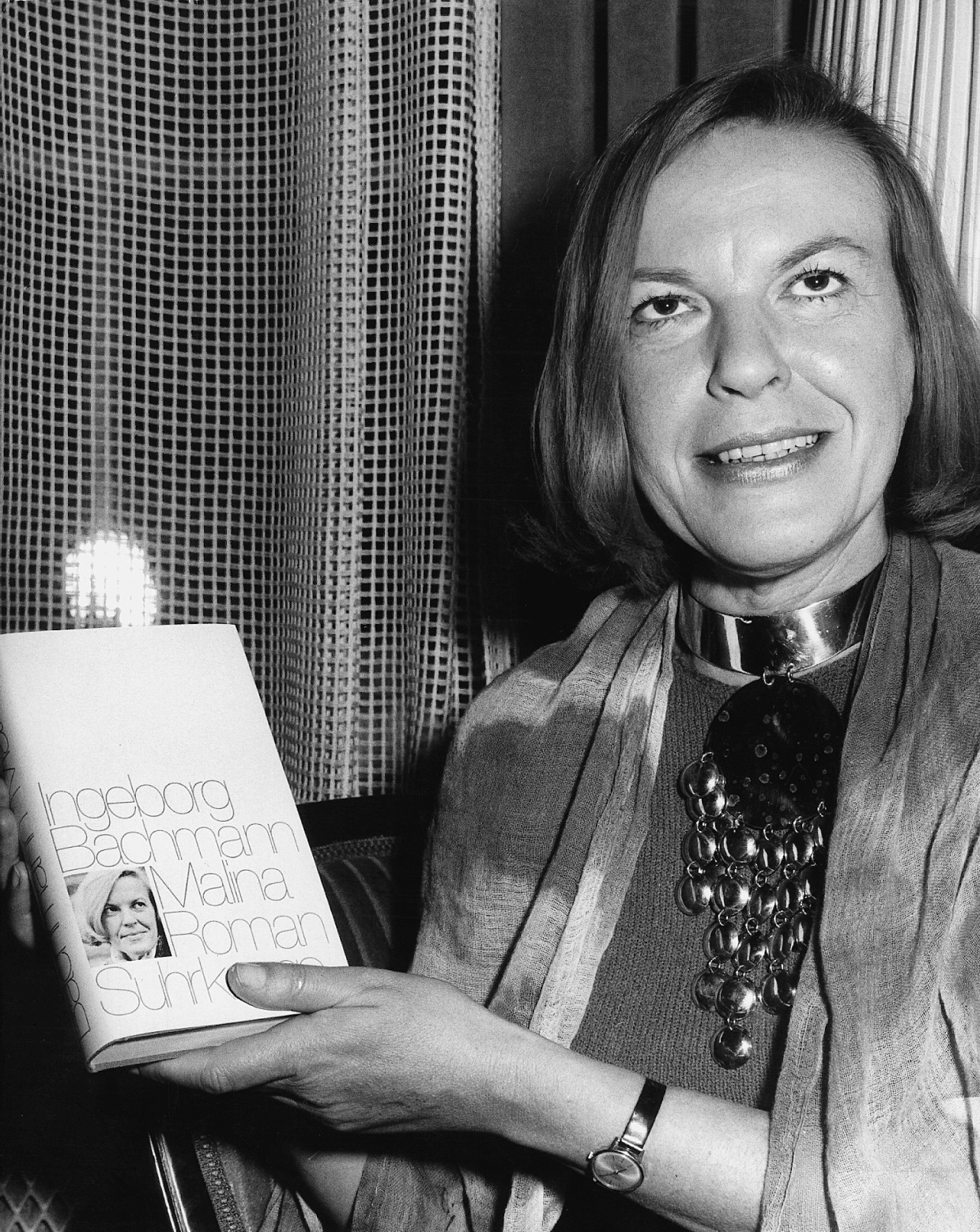 Ingeborg Bachmann stellt ihren ersten Roman „Malina" 1971 in Frankfurt am Main vor.