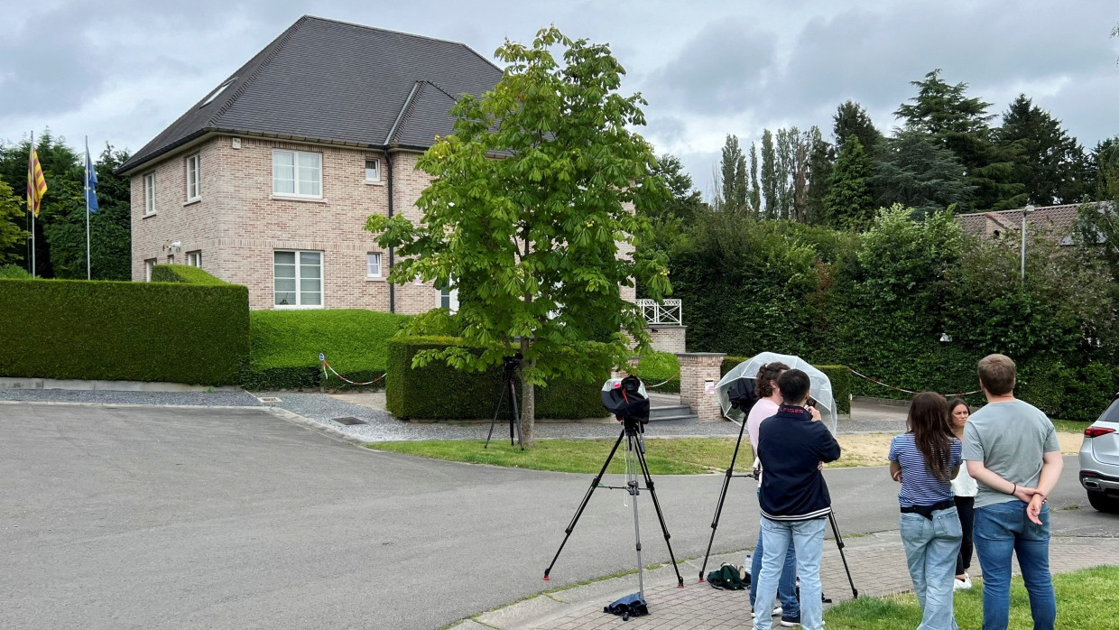 Journalisten erwarteten die Rückkehr Carles Puigdemonts vor seiner Residenz im Exil in Belgien.