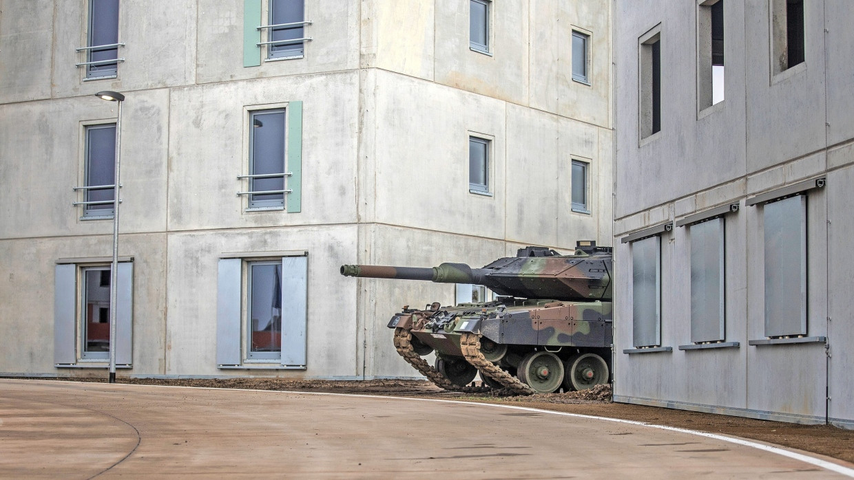 Das Augsburger Unternehmen Renk ­stattet Leopard-Panzer, hier auf einem  Trainingsgelände,  mit Getrieben aus.