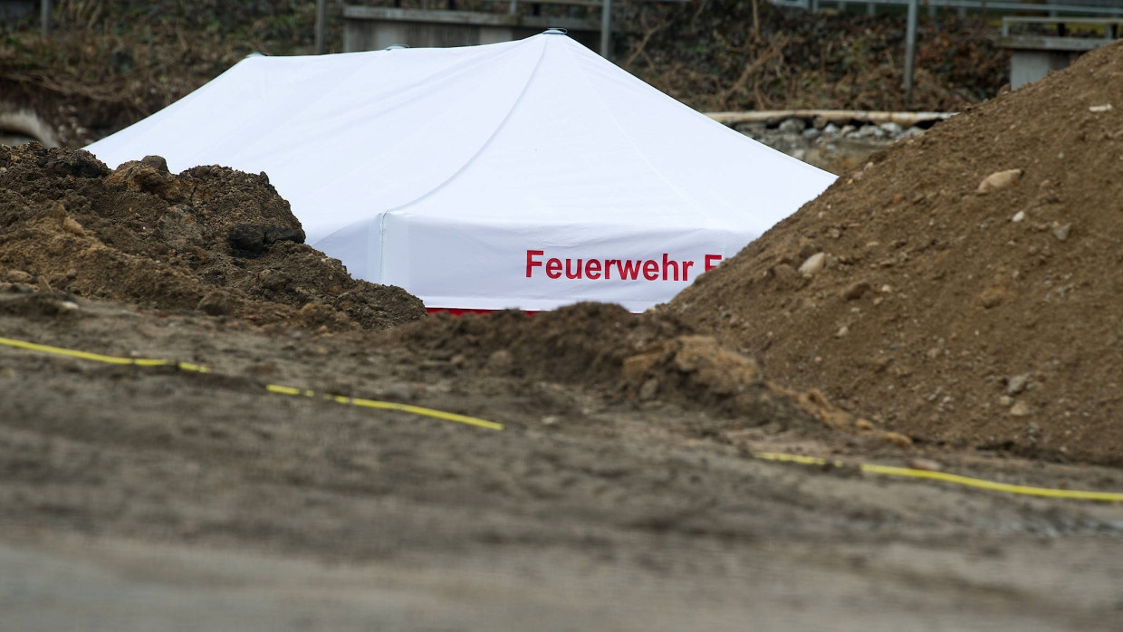 Gut verdeckt: Der Blindgänger liegt in einer Baugrube an der Saonestraße in Frankfurt-Niederrad.