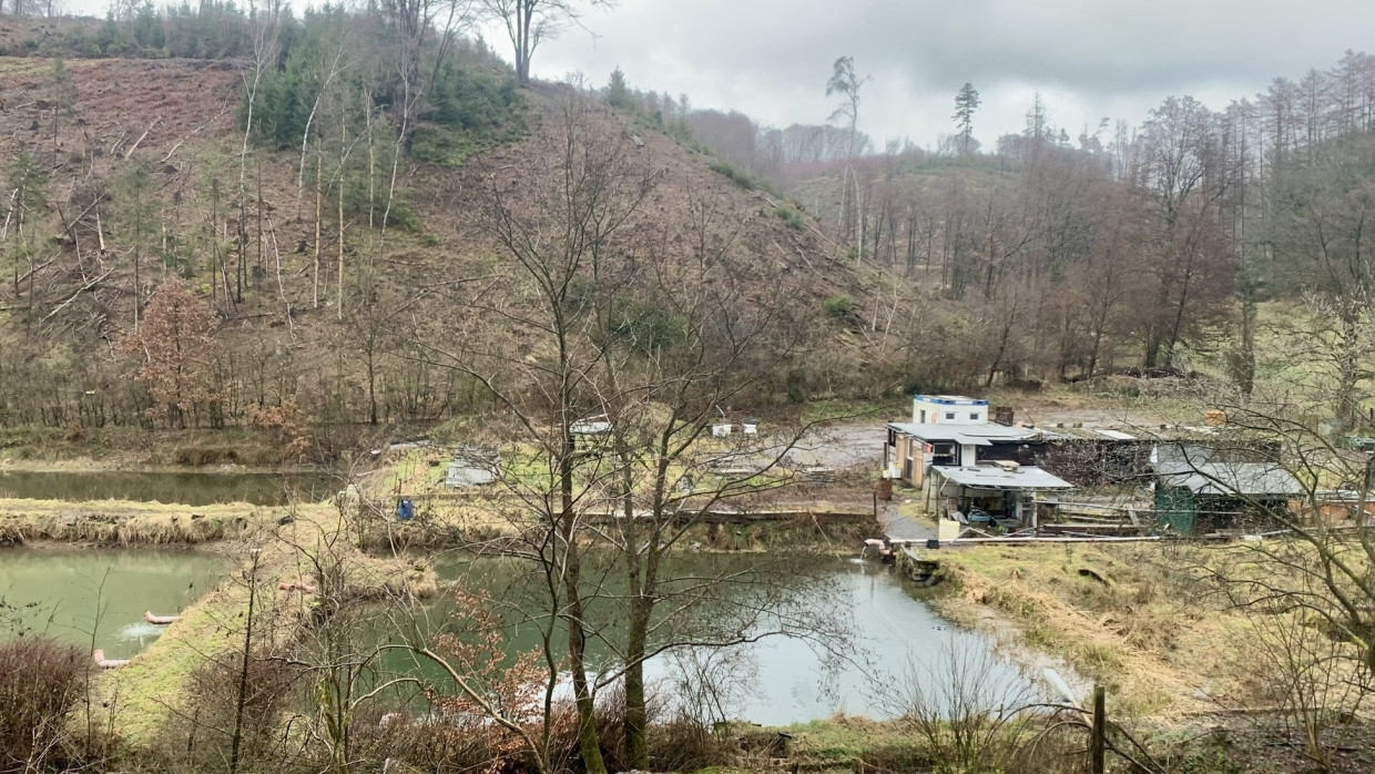 Angelparadies: Die Teiche im Ennepe-Ruhr-Kreis gehörten dem mutmaßlichen Chef der Kokainschmuggler, mehrere mutmaßliche Mitglieder arbeiteten dort.