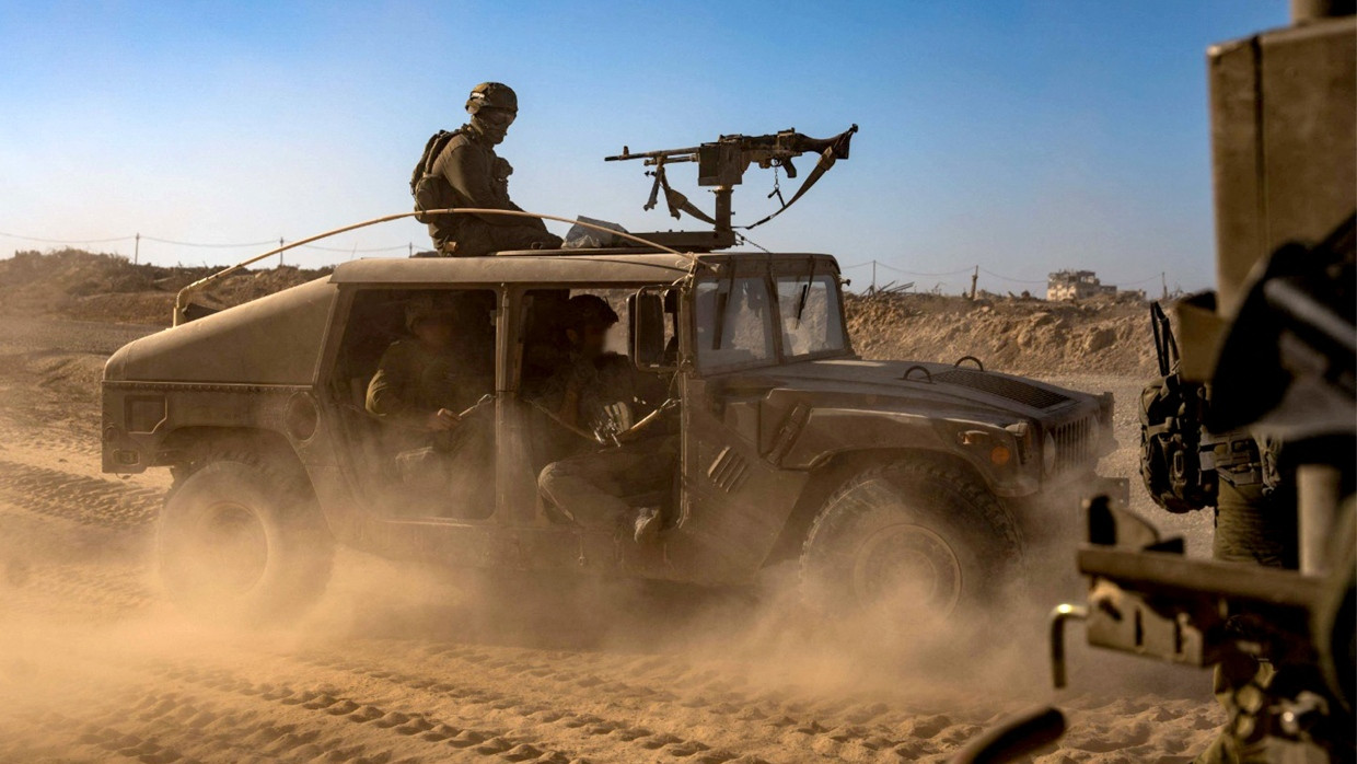 Bilder der israelischen Armee: Soldaten fahren in einem Humvee durch Gaza