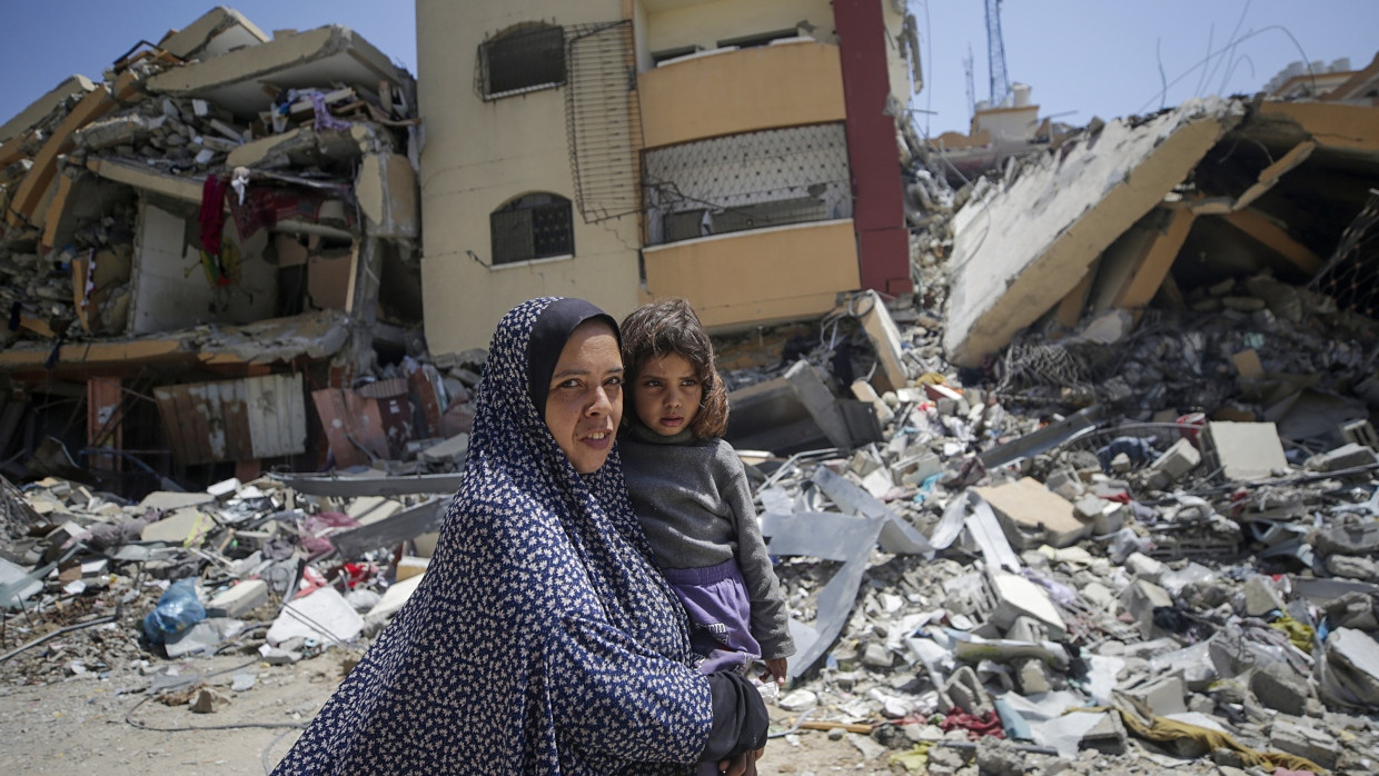 Eine Frau läuft durch die Ruinen des Al Nusairat Flüchtlingslagers im Gazastreifen.