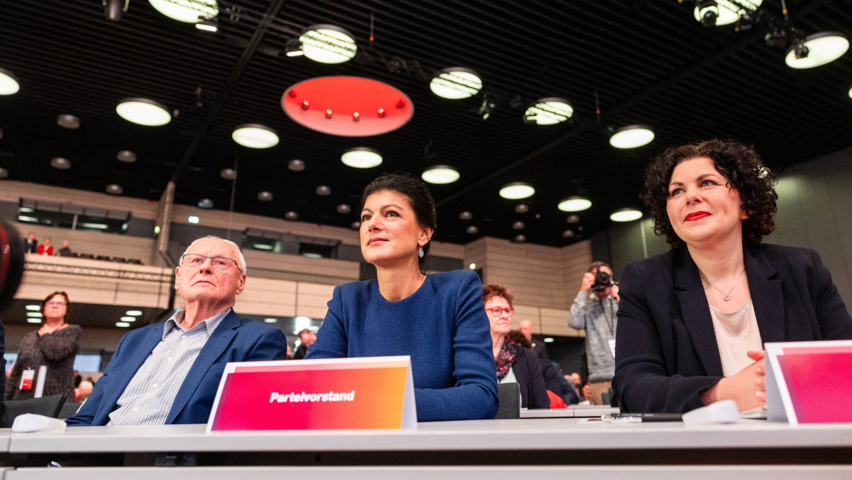 Wagenknechts Ehemann Oskar Lafontaine und die BSW-Bundesvorsitzenden Sahra Wagenknecht und Amira Mohamed Ali auf dem BSW-Bundesparteitag in Bonn