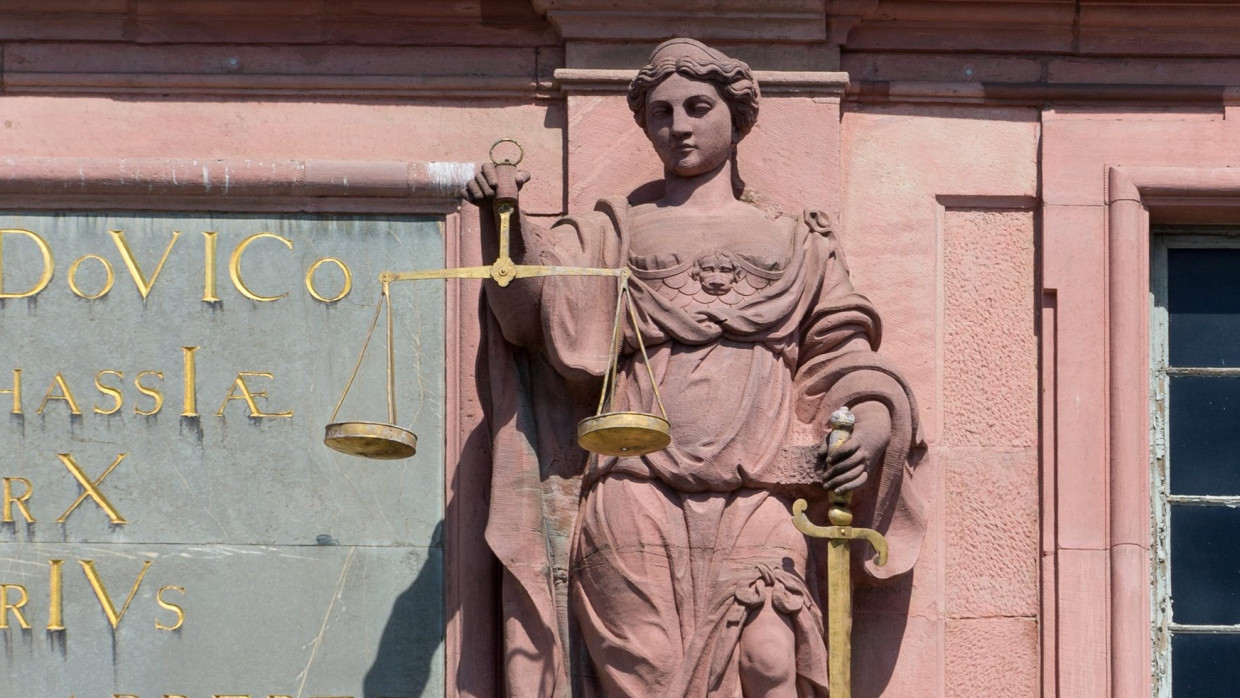 Das Wiegen der Schuld: Statue der Justitia am Darmstädter Schloss