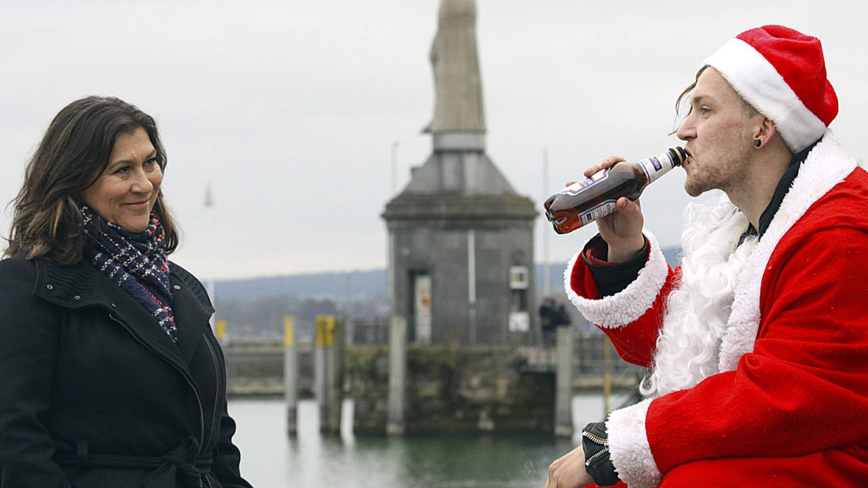 Es weihnachtet: Klara (Eva Mattes) unterhält sich mit dem Obdachlosen Lucky (Kai Malina).