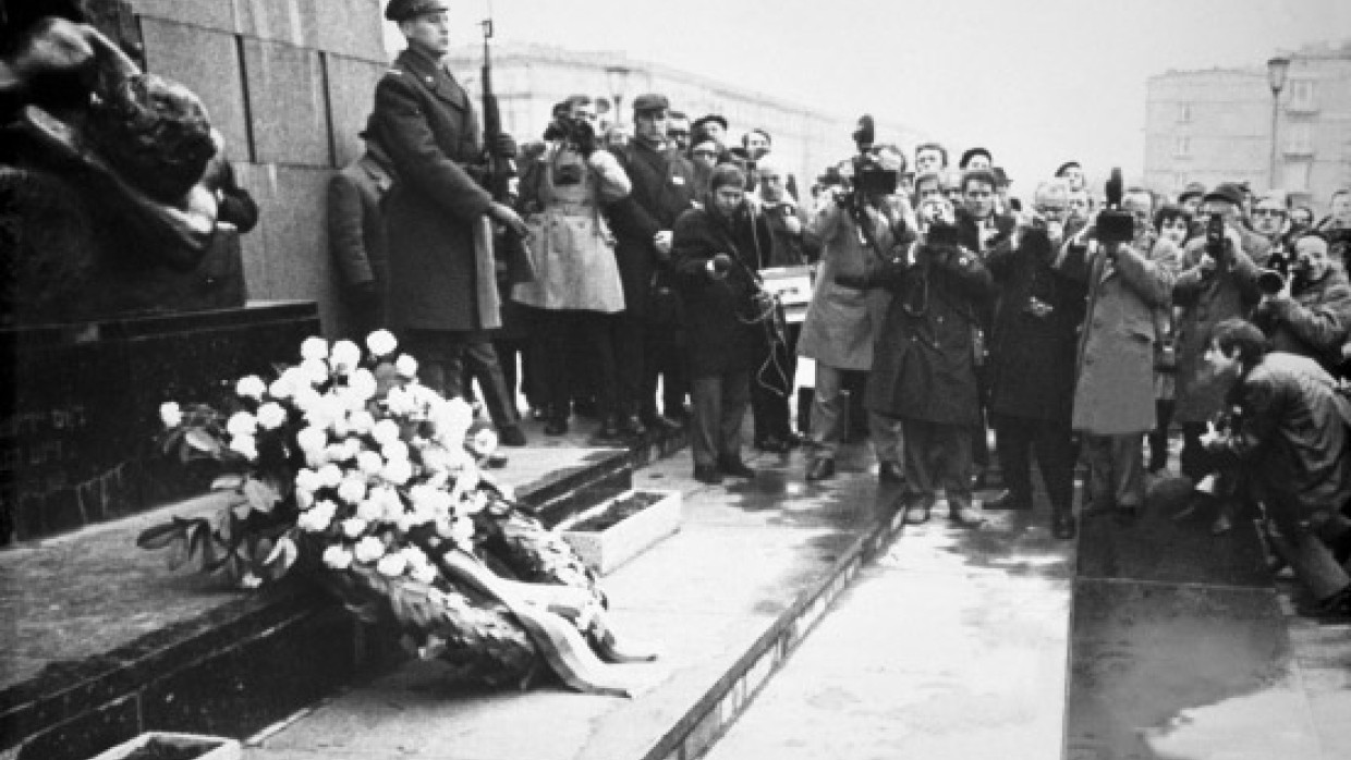 7. Dezember 1970: Willy Brandt kniet vor dem Monument für die Opfer des Aufstands im Warschauer Ghetto