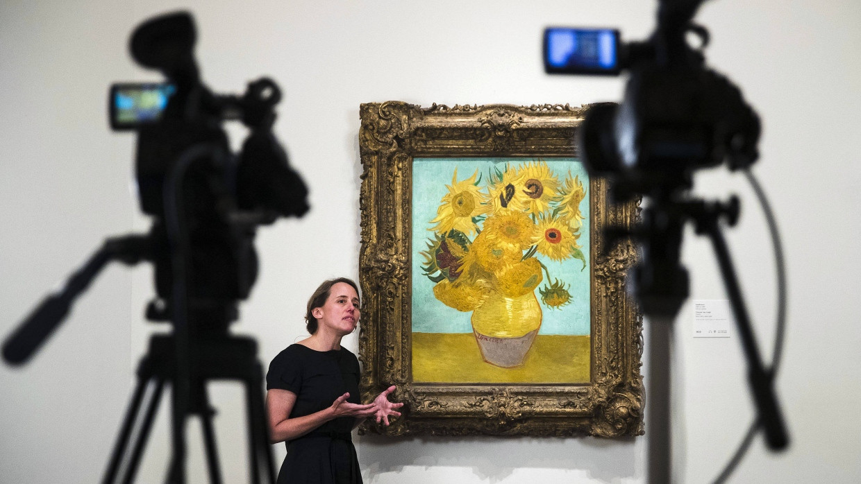 Jennifer Thompson, Kuratorin im Philadelphia Museum of Art, neben Van Goghs Sonnenblumen während der Facebook-Liveübertragung.