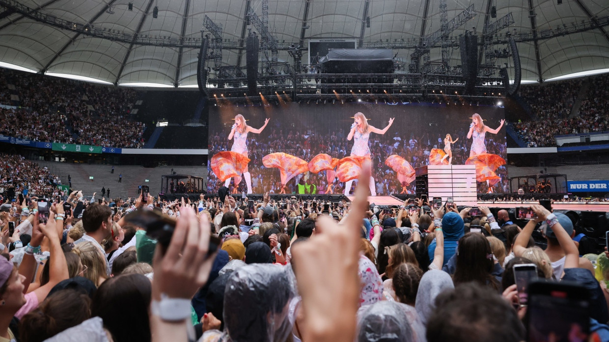 US-Sängerin Taylor Swift singt am Dienstag im Volksparkstadion auf der Bühne.