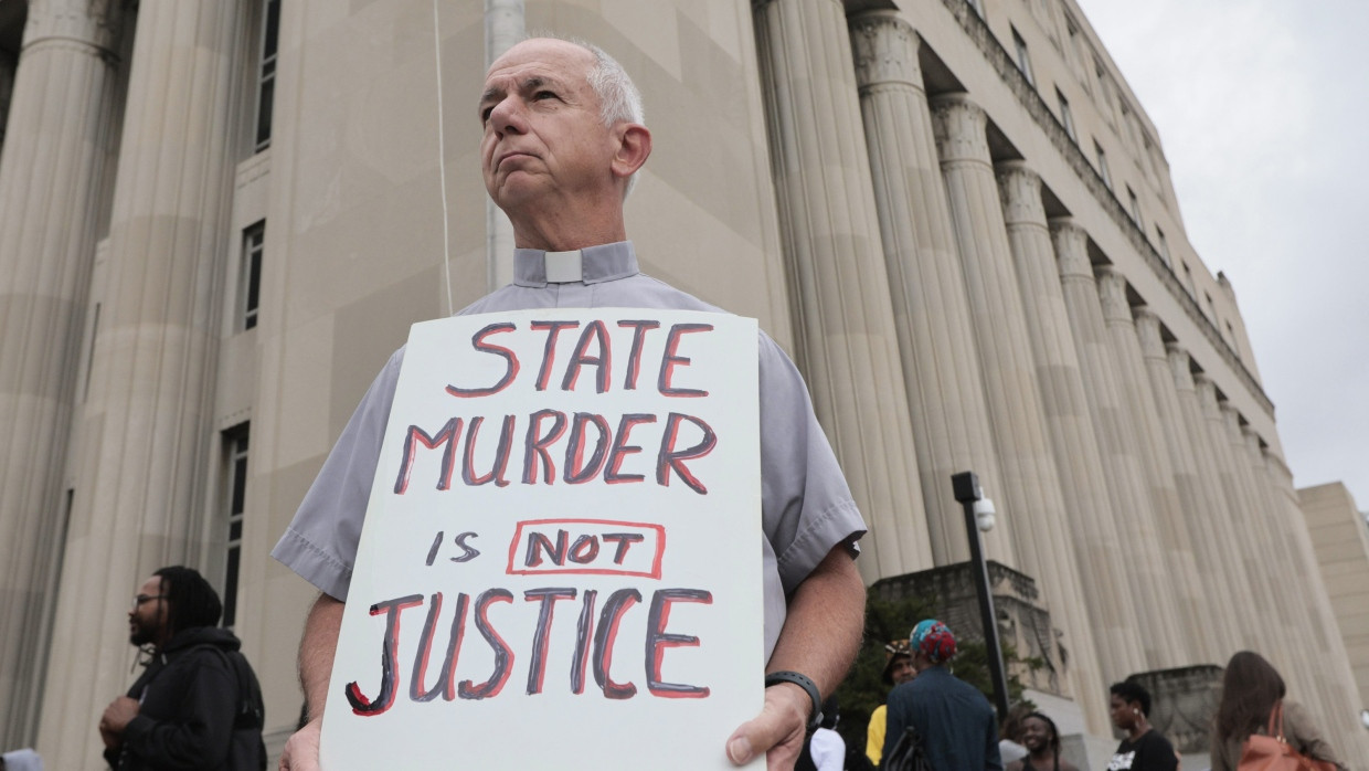 Ein Demonstrant protestiert gegen die Hinrichtung des verurteilten Mörders in St. Louis.