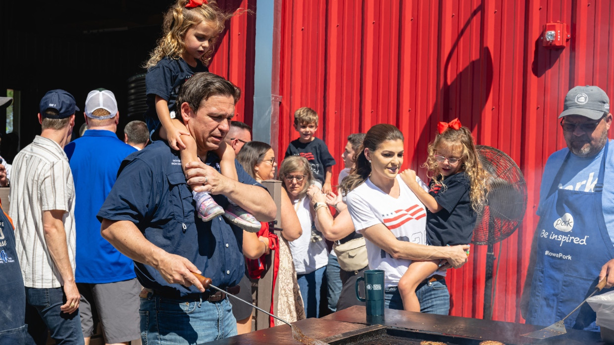 Lieber Bouletten brutzeln als Shakespeare lesen lassen: Floridas Gouverneur Ron DeSantis am 12. August 2023 bei der Iowa State Fair