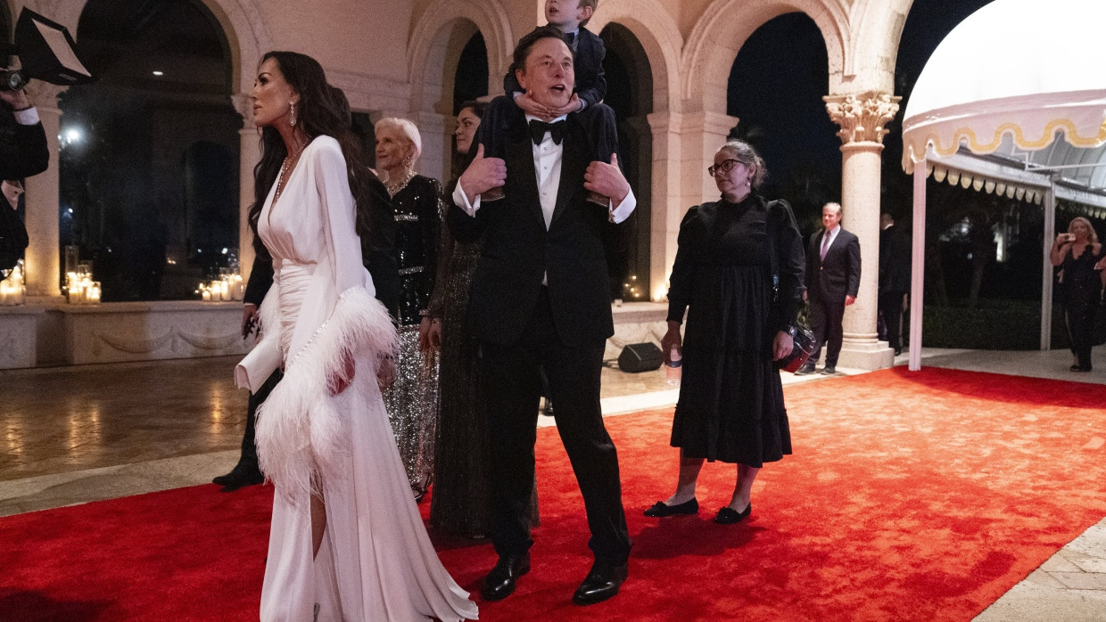 Umstrittener Machteinfluss: Elon Musk bei der Ankunft auf Trumps Silvesterparty in Mar-a-Lago