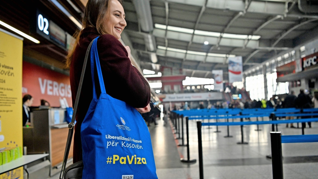 Neue Mode: Eine Frau trägt am 1. Januar auf dem Flughafen Prishtina einen Beutel mit der Aufschrift „Visaliberalisierung für Kosovo #OhneVisa“