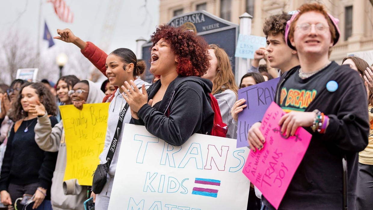 Übersexualisiert? Proteste vor der Omaha Central High School am Transgender-Tag am 31. März