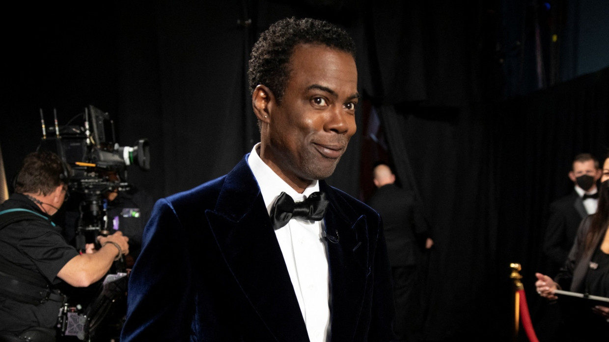 Chris Rock steht hinter der Bühne bei der 94. Oscar-Verleihung in Hollywood, Los Angeles.