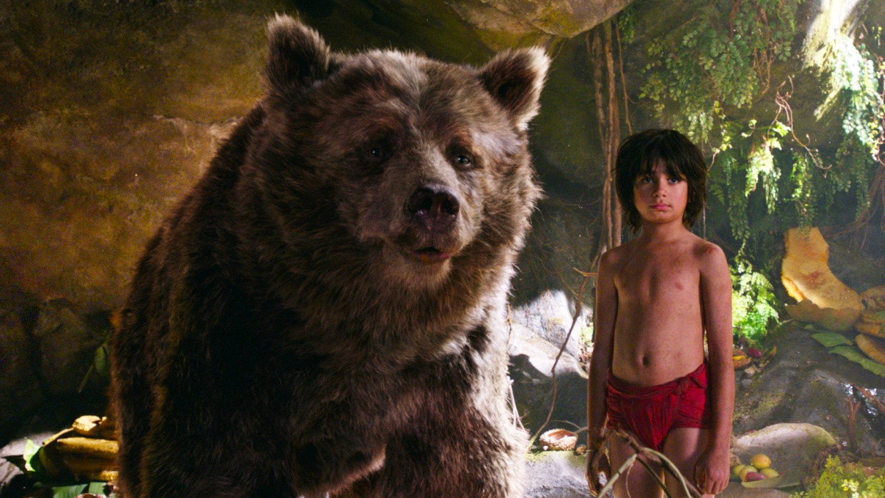 Zwei alte Bekannte in technisch neuem Gewand auf der Reise durch den Dschungel: Mowgli (Neel Sethi) und der Bär Balu.