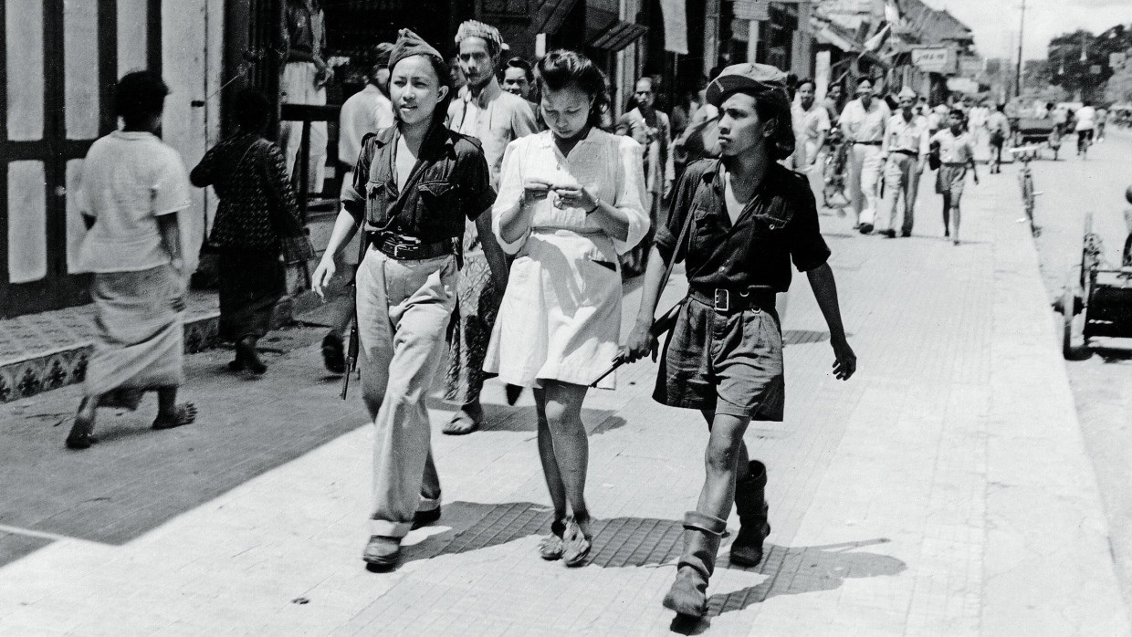 Drei junge Indonesierinnen, darunter zwei Angehörige einer bewaffneten Miliz, in Yogyakarta, 1947