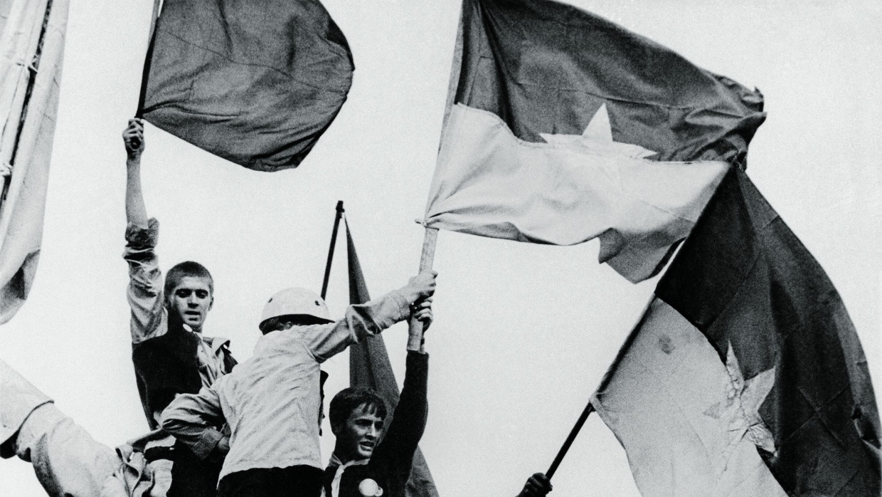 Da waren die Proteste in Chicago gegen die Vietnampolitik der Demokraten noch friedlich: Demonstranten mit Vietcong-Fahnen auf der Statue von Bürgerkriegsgeneral John Logan am 26. August 1968.