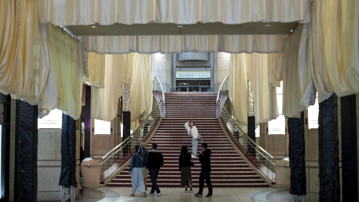 Noch posen nur ein paar Touristen vor den Oscar-Vorhängen am Dolby Theatre