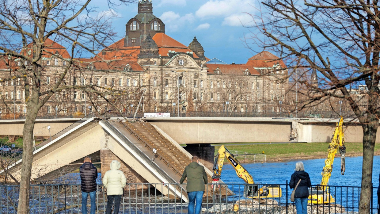 Die Carolabrücke nach dem Zusammenbruch, aufgenommen Mitte Dezember 2024