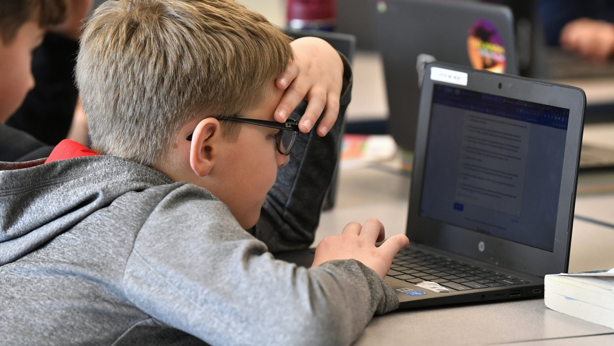 Ein Schüler versucht herauszufinden, ob ein Aufsatz von einem Mitschüler oder von ChatGPT verfasst wurde.