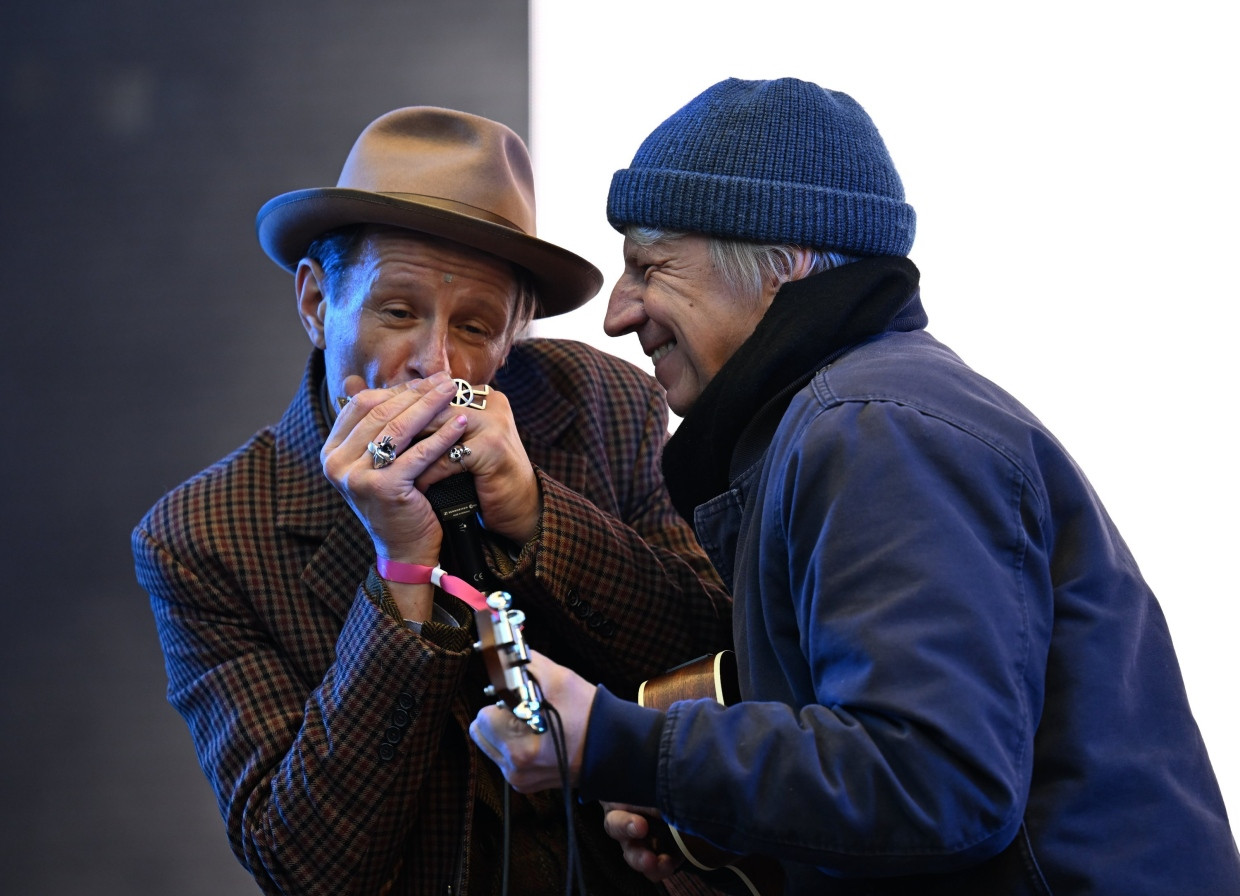 Superstars der Eröffnungsfeier auf der Neumarktbühne und in ungewohnten Rollen: der Filmregisseur Andreas Dresen (rechts) und der Schauspieler Alexander Scheer spielen Lieder von Gerhard Gundermann nach