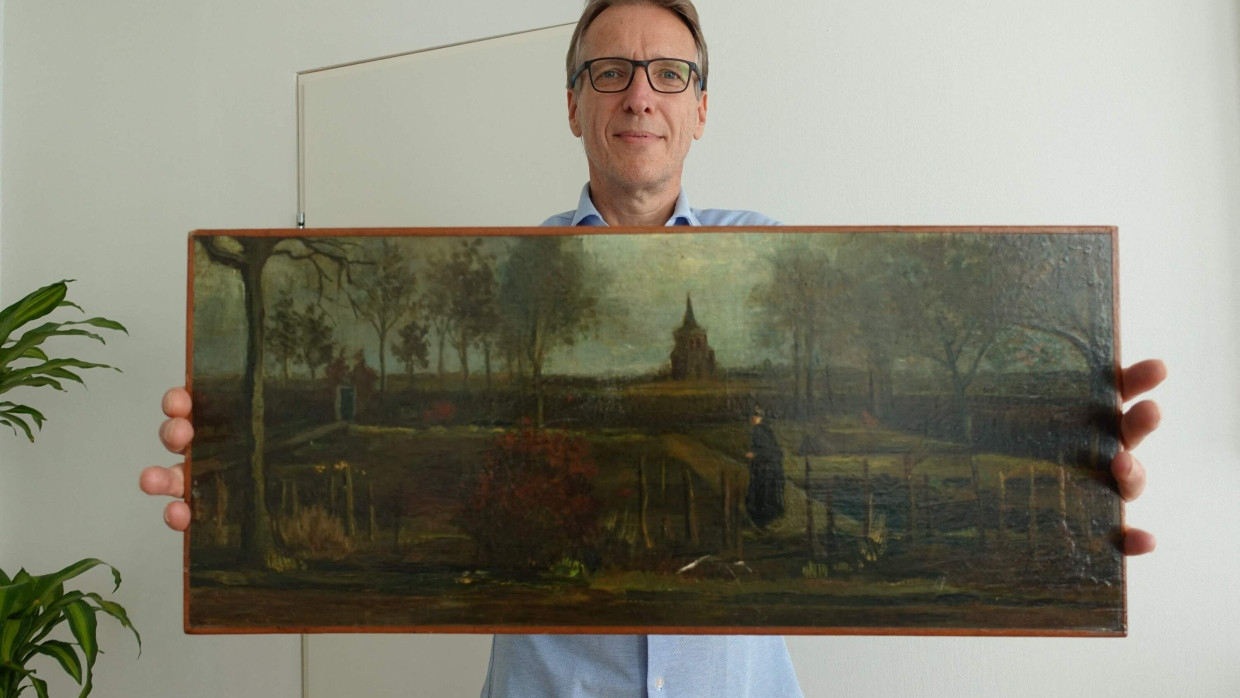 Kunstdetektiv Arthur Brand mit dem gestohlenen Van-Gogh-Gemälde