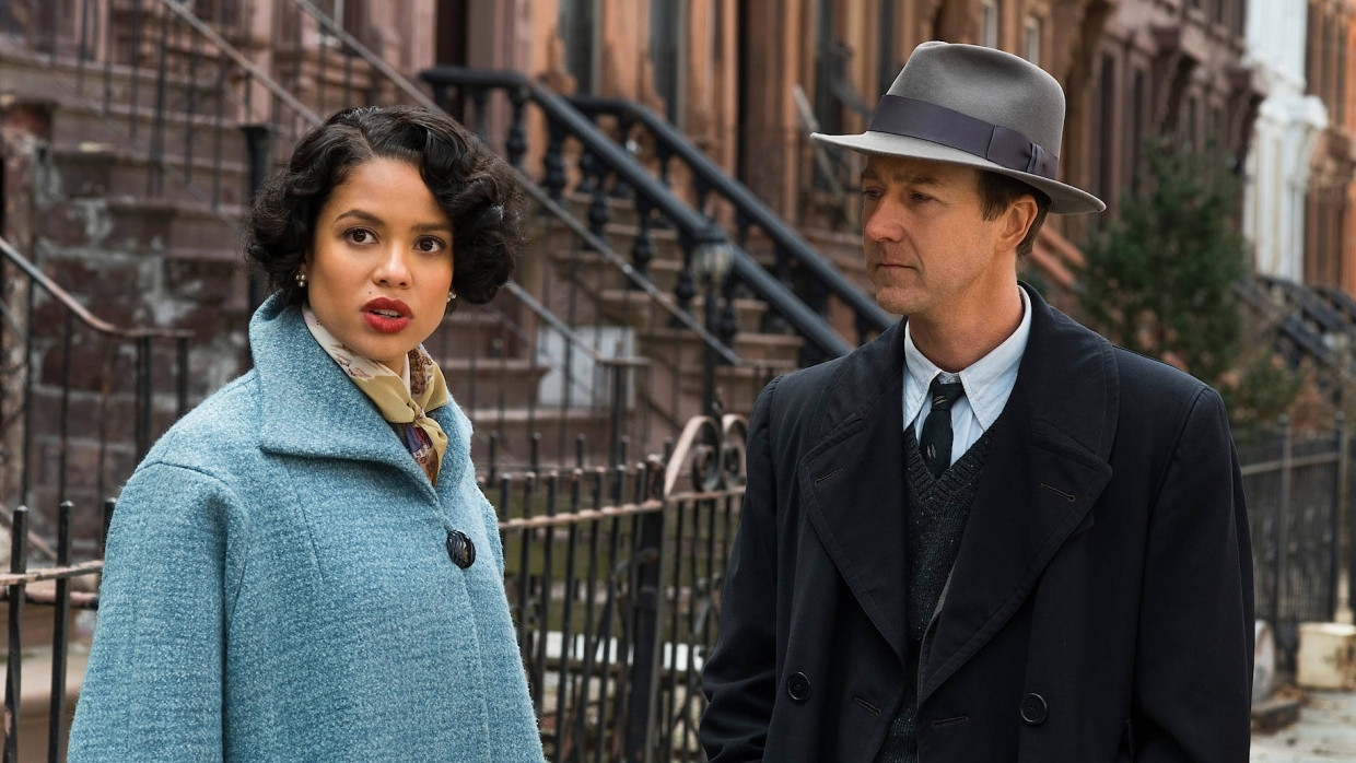 Gugu Mbatha-Raw als Laura Rose und Edward Norton als Lionel Essrog