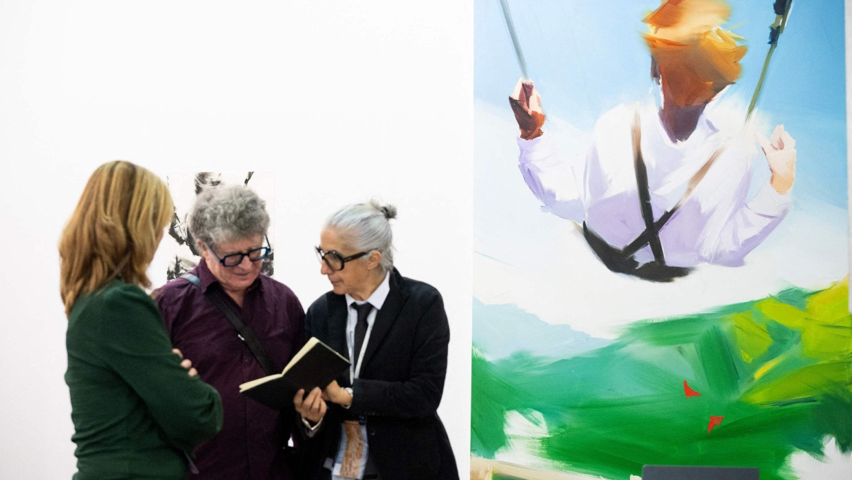 Gut gelaunte Kunst: Besucherinnen der Artissima vor dem Gemälde „A swing for the sky 2024“ von Andrea Montanari