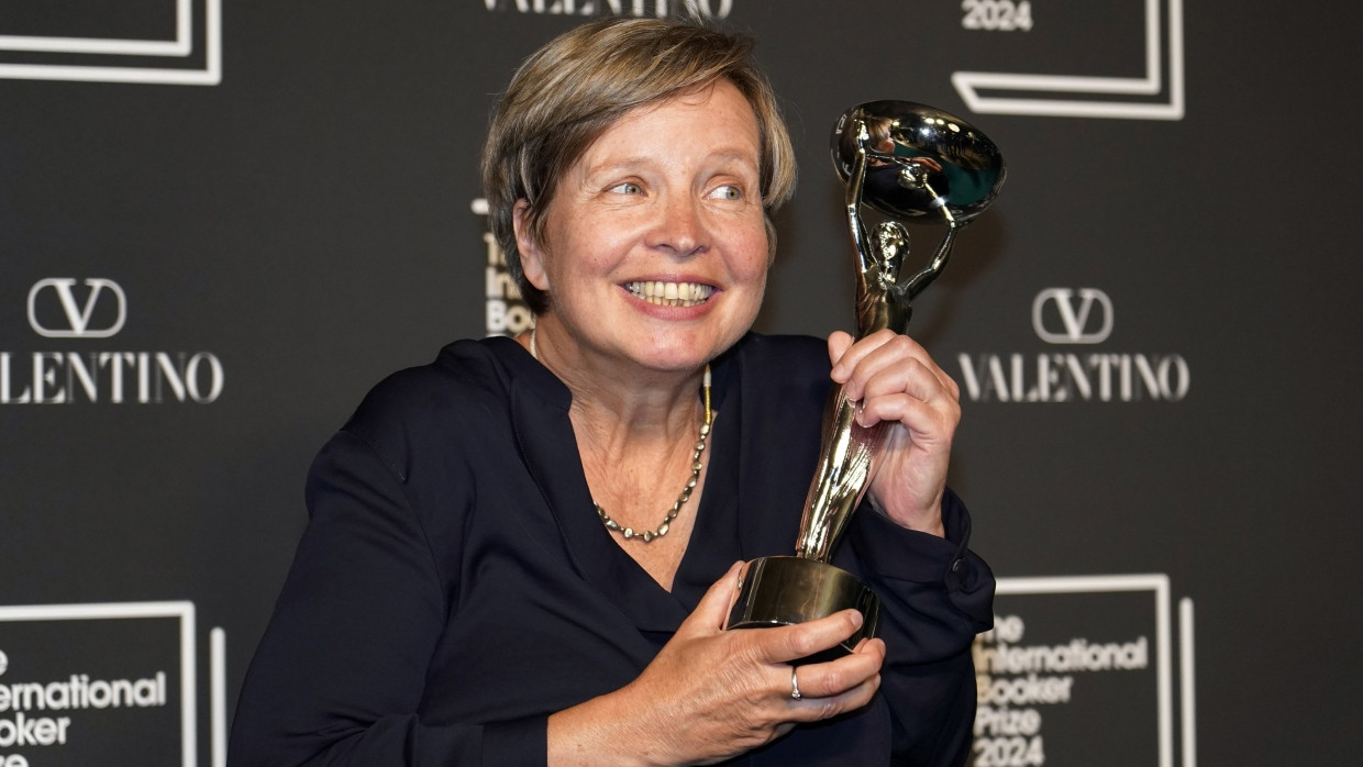 Jenny Erpenbeck mit der Trophäe des International Booker Prize