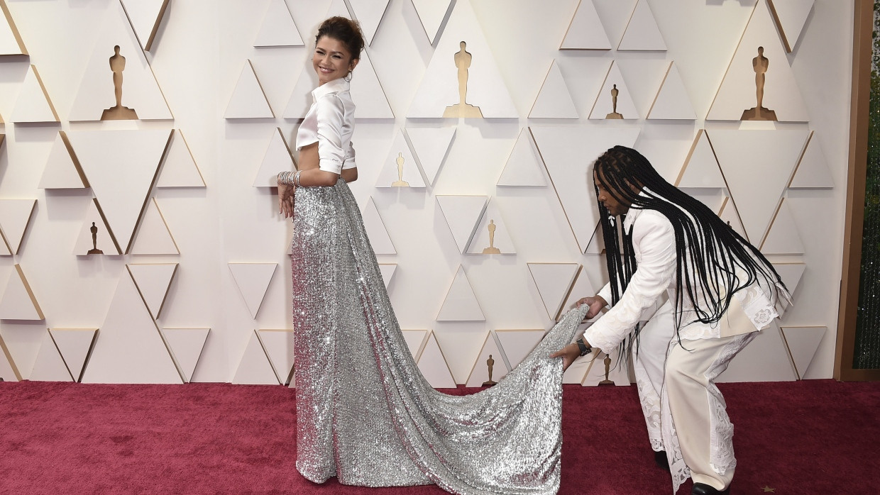 Zendaya trug ein Crop Top mit Kragen aus Satin und einen Rock mit langer Schleppe von Maison Valentino.