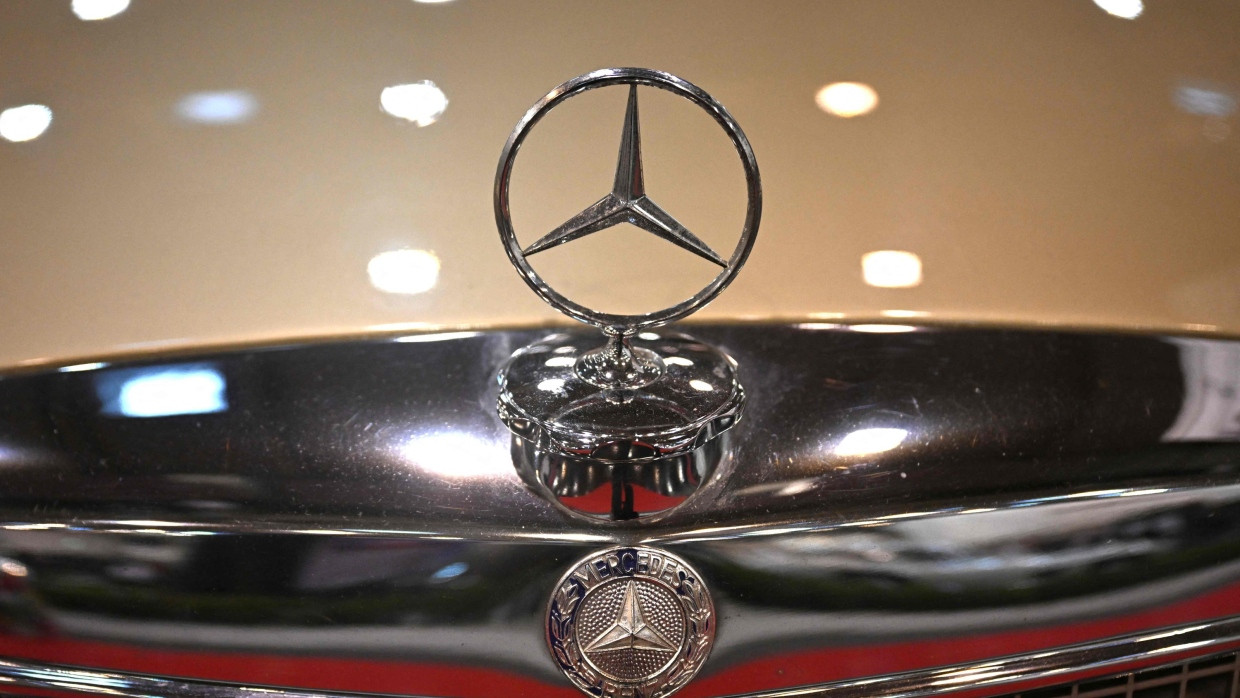 Motorhaube eines Mercedes-Oldimers