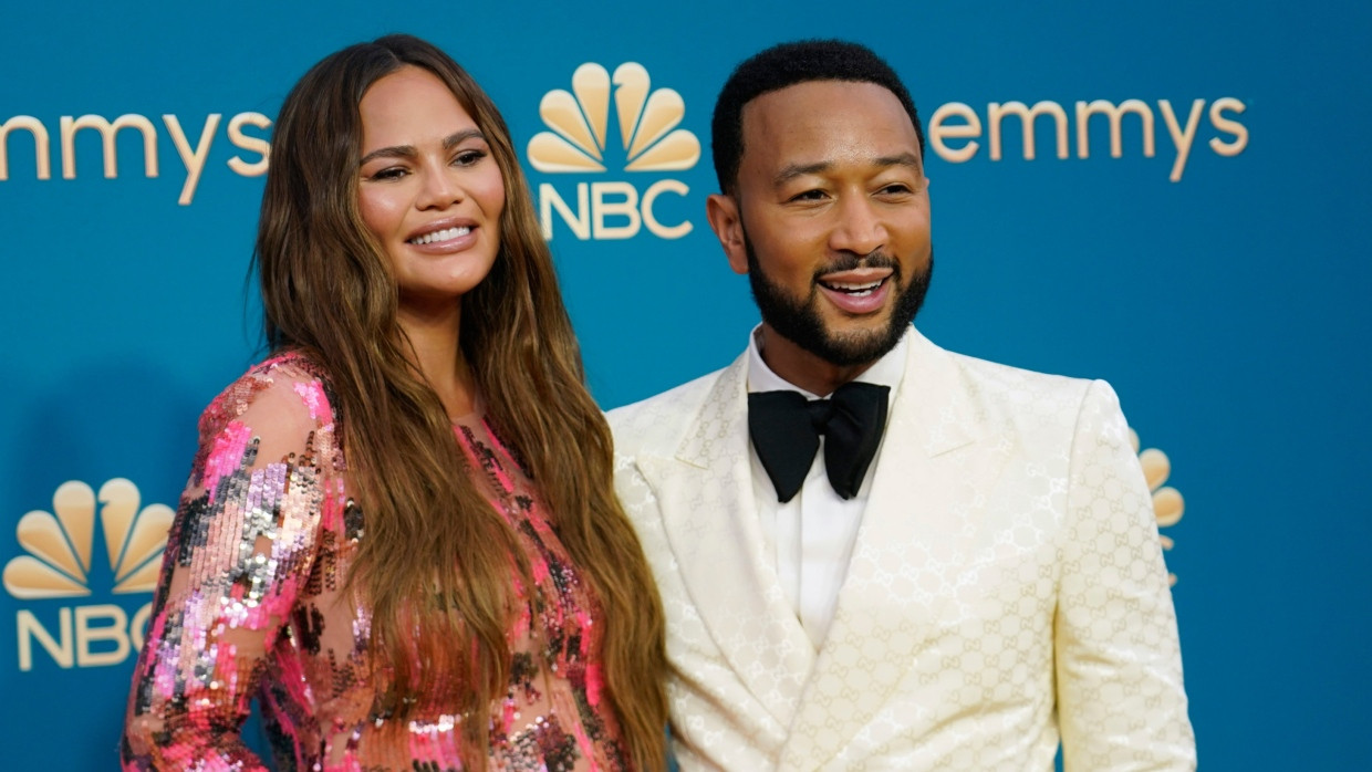 Chrissy Teigen und ihr Ehemann John Legend bei den 74. Emmy Awards.