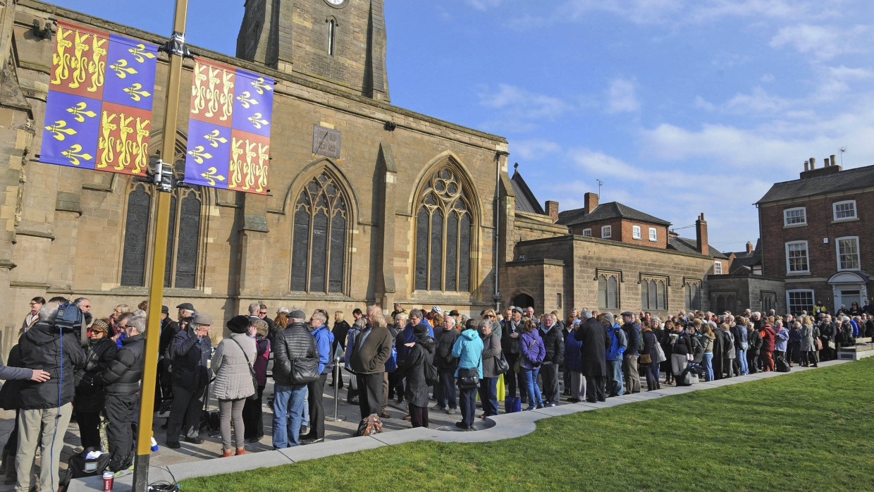 Massenauflauf in Leicester. Die neue Begräbnisort Richard III. wird zur Pilgerstätte für Touristen. Nicht wenige wollen daran mitverdienen.