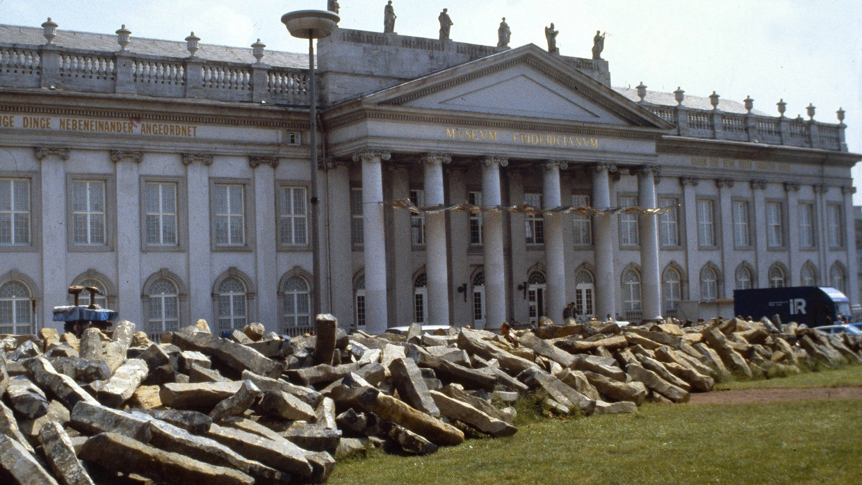 Eine Sternstunde der Documenta: 1982 ließ Joseph Beuys Basaltblöcke für sein Projekt „7000 Eichen“ vor dem Kasseler Fridericianum abladen