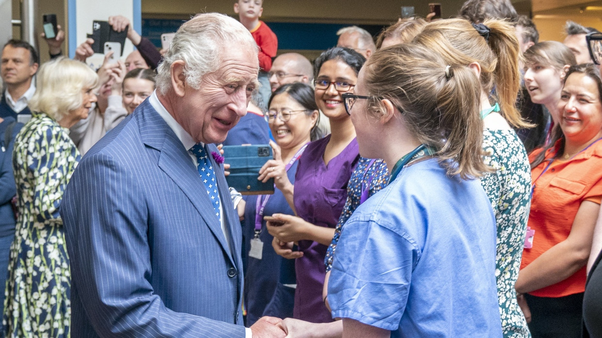 Feierstunde: Großbritanniens König gratuliert Mitarbeiterinnen eines Krankenhauses in Edinburgh.